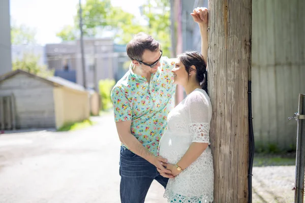 Pregnant couple portrait neighborhood — Stock Photo, Image