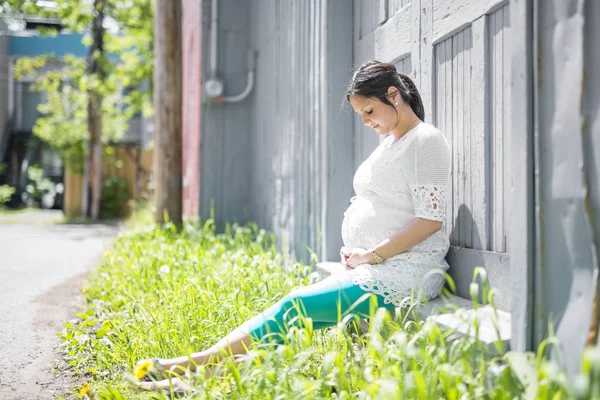 Беременная женщина позирует по соседству — стоковое фото