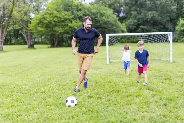 Padre con figlio giocare a calcio sul campo da calcio — Foto Stock