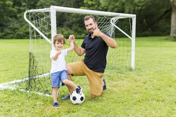 Ο πατέρας με τον γιο που παίζει ποδόσφαιρο στο γήπεδο ποδοσφαίρου — Φωτογραφία Αρχείου