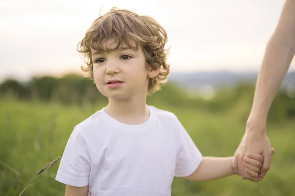 Mor och son håller hand i hand — Stockfoto