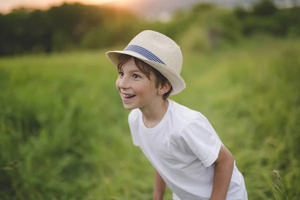 Joyeux garçon dans la prairie — Photo