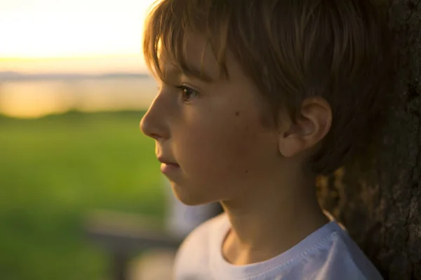 Zomer vreugde voor schattige jongen bij de zonsondergang verlicht — Stockfoto