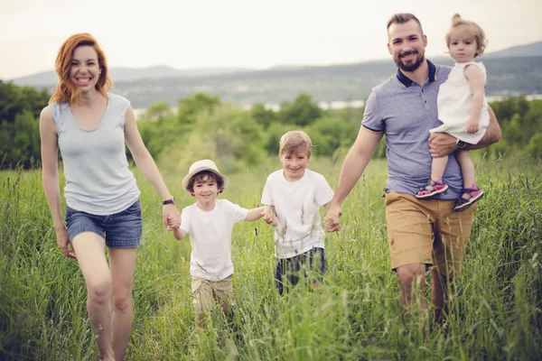 Lycklig familj på ängen — Stockfoto