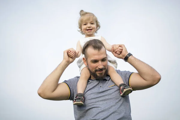 Beau portrait de jeune père attrayant avec fille tout-petit — Photo