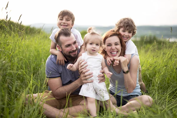 In de weide en gelukkige familie — Stockfoto