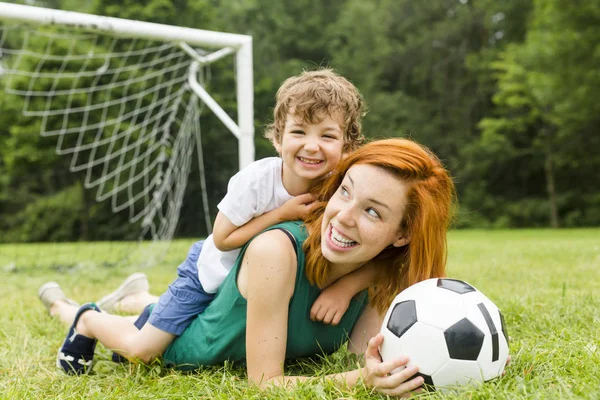 Immagine di famiglia, madre e figlio che giocano a palla nel parco — Foto Stock