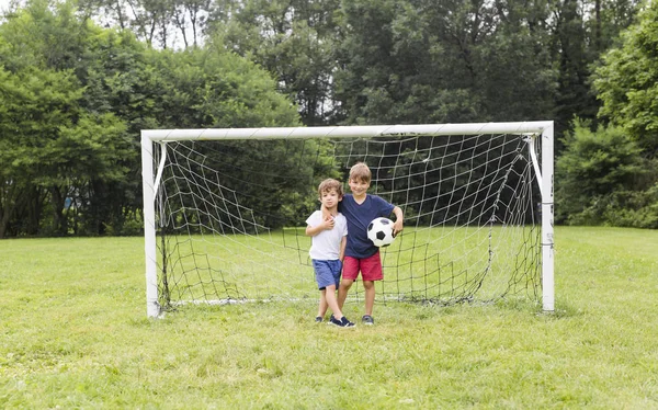 Dos hermanos divirtiéndose jugando con pelota — Foto de Stock