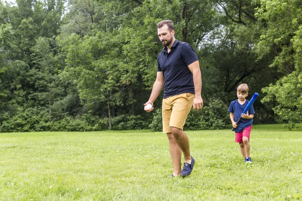 Happy father and his son playing baseball — Stock Photo, Image