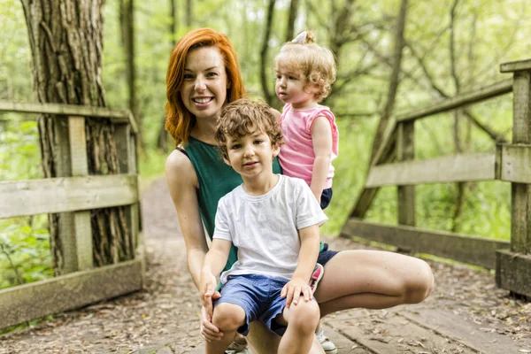 Junge schöne Mutter mit ihrer kleinen Tochter und ihrem Sohn — Stockfoto