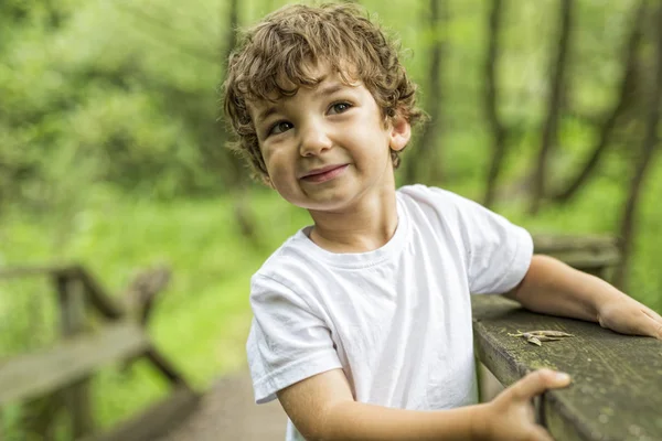 Enfant sur une prairie verte — Photo