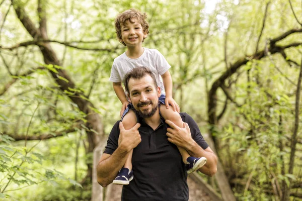 Père et fils dans la forêt sur un pré — Photo