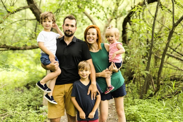 Mutlu bir genç aile yaz günü dışarıda vakit geçirir. — Stok fotoğraf