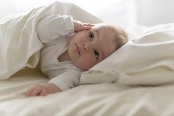 Bonito feliz 7 meses bebê menina na fralda mentindo e jogando — Fotografia de Stock