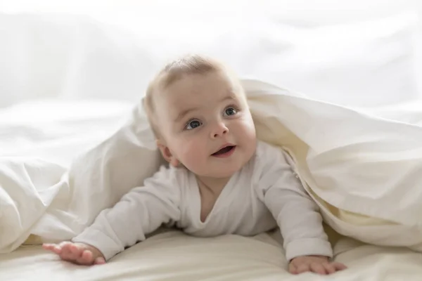 아기 기저귀를 차고 누워서 놀고 있는 7 개월된 아기가 행복 합니다 — 스톡 사진