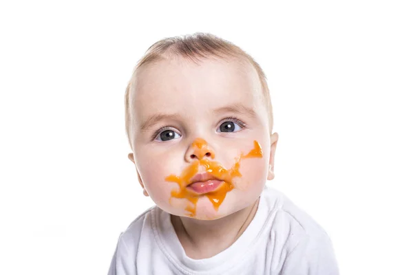 Adorabile bambina che fa un pasticcio mentre si nutre — Foto Stock