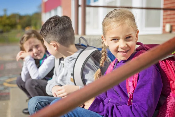 Studenti al di fuori della scuola insieme — Foto Stock