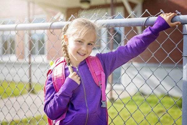 Élève du primaire retournant à l'école — Photo