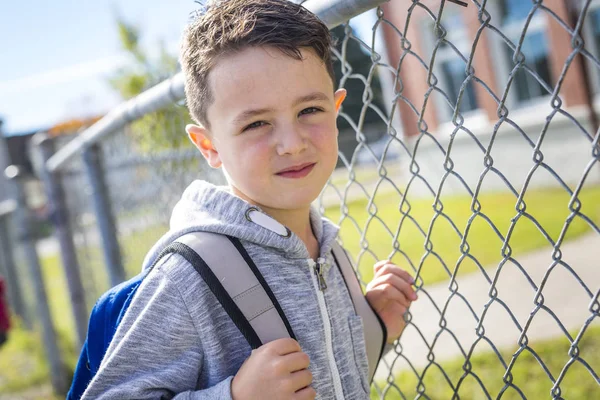 Estudiante fuera de la escuela de pie sonriendo — Foto de Stock