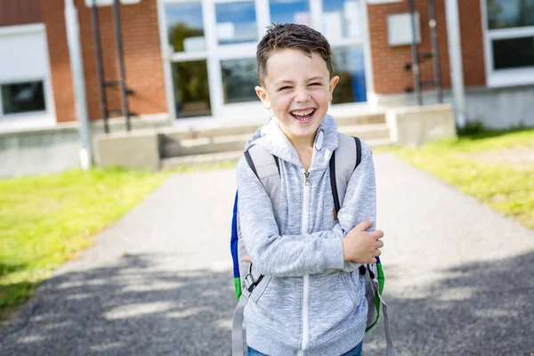 Estudante fora da escola de pé sorrindo — Fotografia de Stock