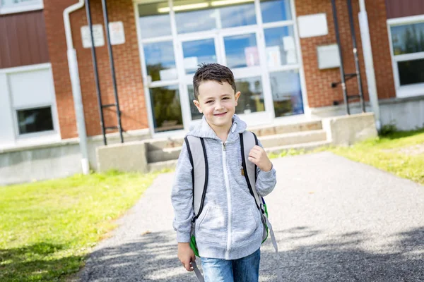 Uczeń szkoły stojący uśmiechający się — Zdjęcie stockowe