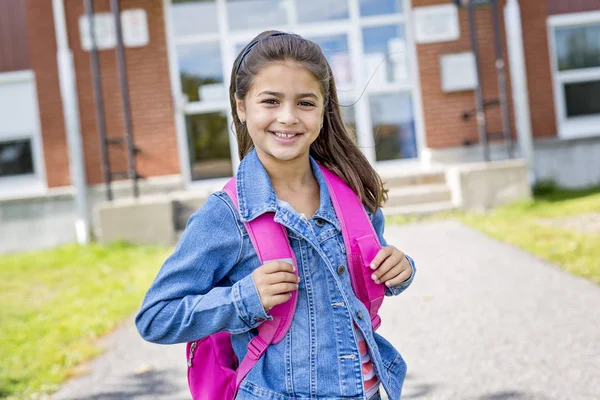 Elementära student gå tillbaka till skolan — Stockfoto