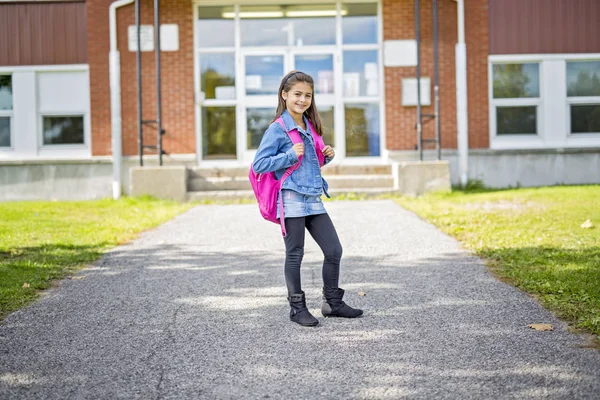 Grundschüler gehen wieder zur Schule — Stockfoto