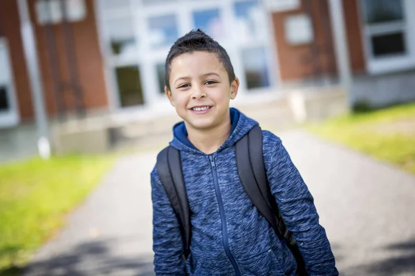 Estudante fora da escola de pé sorrindo — Fotografia de Stock