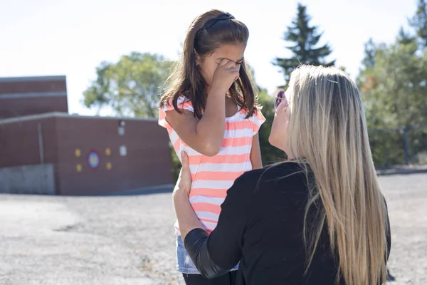 Учитель утешает девушку на школьных дворах — стоковое фото