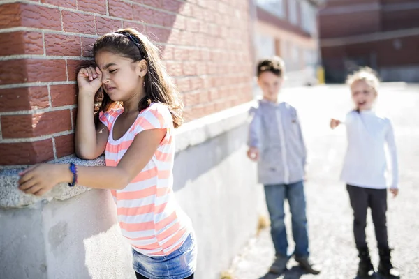 Elementaire leeftijd pesten op schoolplein — Stockfoto