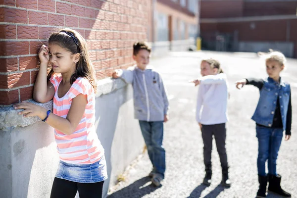 Età elementare bullismo nel cortile della scuola — Foto Stock