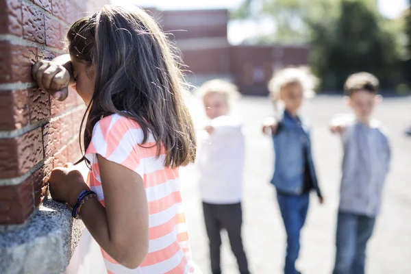 Mobbing im Grundschulalter auf Schulhof — Stockfoto