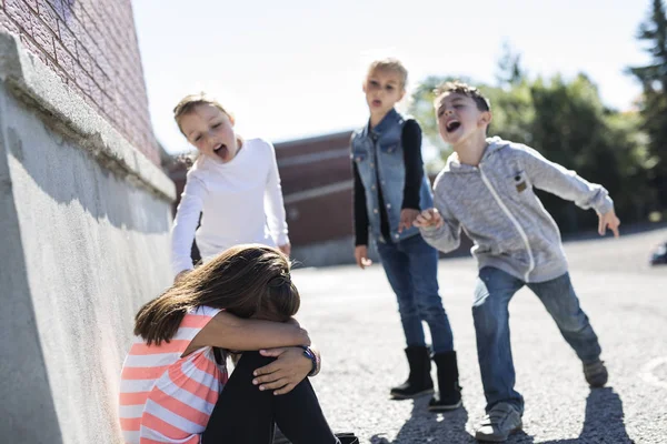 Età elementare bullismo nel cortile della scuola — Foto Stock