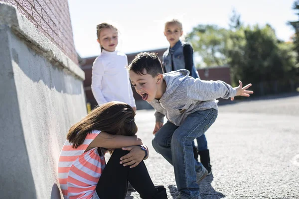 Età elementare bullismo nel cortile della scuola — Foto Stock