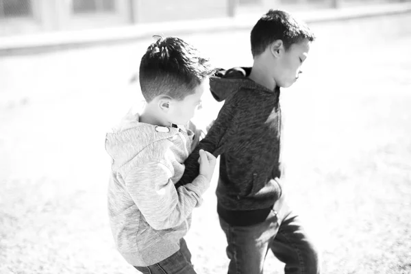 Dwóch chłopców walczących w plac zabaw dla dzieci — Zdjęcie stockowe