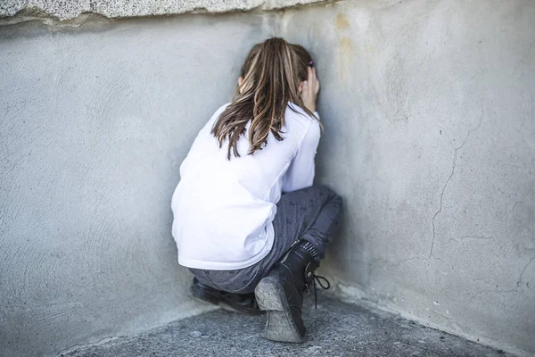 Niña de seis años de edad a los patios de la escuela — Foto de Stock