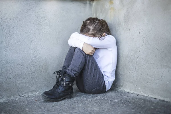 Sei anni ragazza della scuola per i cantieri scolastici — Foto Stock