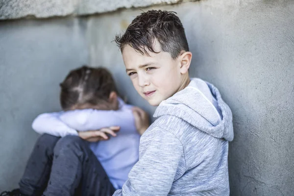 Hat éves szomorú iskolában a schoolyards — Stock Fotó