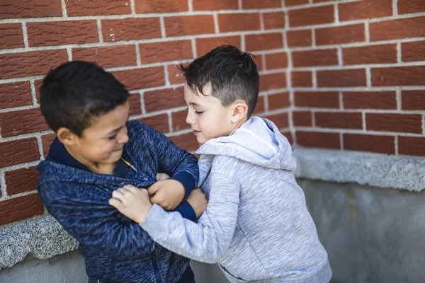 Due ragazzi che combattono nel parco giochi — Foto Stock