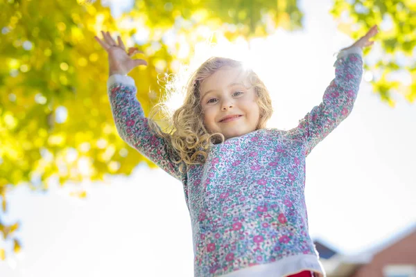Pequena menina bonito 4 anos de idade fora na temporada de outono — Fotografia de Stock