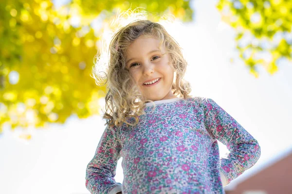 Pequena menina bonito 4 anos de idade fora na temporada de outono — Fotografia de Stock