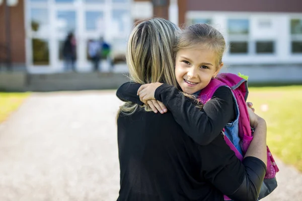Мати і дочка перед школою — стокове фото