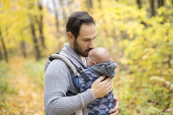 Apa és lánya baba őszi erdő — Stock Fotó