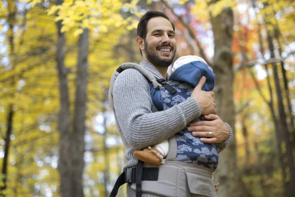 Far med dotter baby i höst skog — Stockfoto