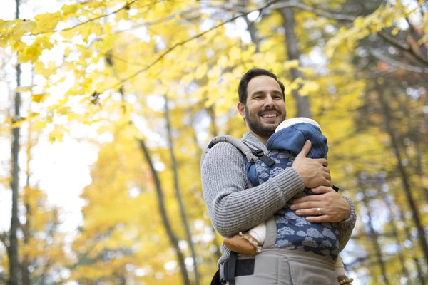 Père avec fille bébé dans la forêt d'automne — Photo
