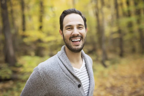 Mann mittleren Alters allein an einem schönen Herbsttag — Stockfoto