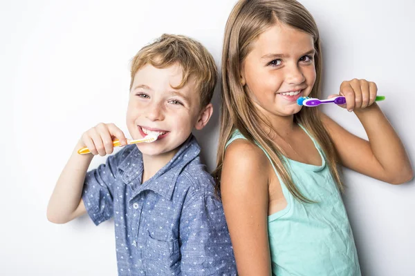 Lindo niño pequeño cepillarse los dientes, aislado en blanco — Foto de Stock