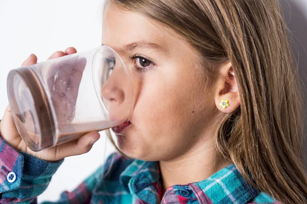 Gelukkig lachend kind chocolade consumptiemelk geïsoleerd op wit — Stockfoto