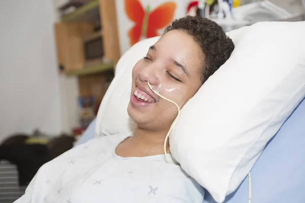 Zieke patiënt liggend op bed in het ziekenhuis voor medische achtergrond — Stockfoto