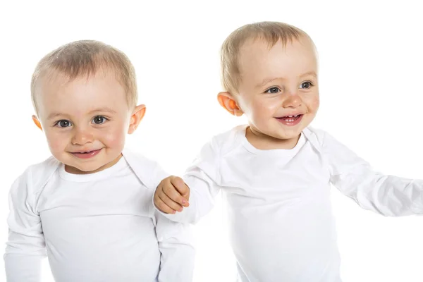 Dois gêmeos idênticos em um fundo isolado branco — Fotografia de Stock